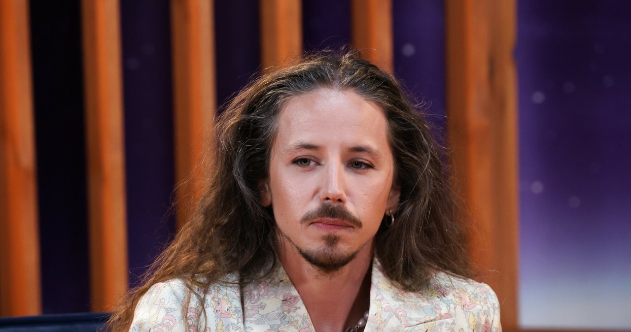 Michał, Szpak, zapozował, razem, swoimi, siostrami, zdjęcia, stylizowanego, bożonarodzeniową, szopkę, Świąteczny, kadr, zachwyci Płaczcie ze wzruszenia. Kto towarzyszy Michałowi Szpakowi?