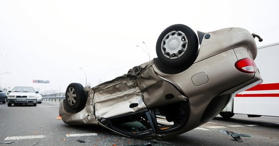 Wypadek w Hucie Nowej w powiecie kieleckim skończył się tragicznie. Kierowca volvo stracił panowanie nad samochodem, który dachował. Mimo reanimacji nie udało się uratować życia dwóch osób.
