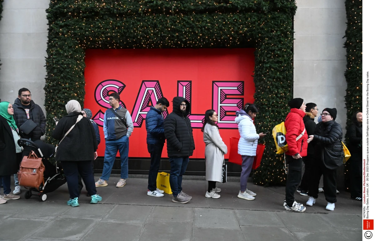 Tłumy na ulicach, przepychanki i rękoczyny w brytyjskich miastach. To nie obraz demonstracji, czy kolejny strajk budżetówki, ale Boxing Day - dzień gigantycznych przecen i promocji w sklepach. Łowcy okazji ustawiali się w kolejkach już od wczesnych godzin porannych.