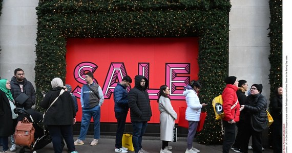 Tłumy na ulicach, przepychanki i rękoczyny w brytyjskich miastach. To nie obraz demonstracji, czy kolejny strajk budżetówki, ale Boxing Day - dzień gigantycznych przecen i promocji w sklepach. Łowcy okazji ustawiali się w kolejkach już od wczesnych godzin porannych.