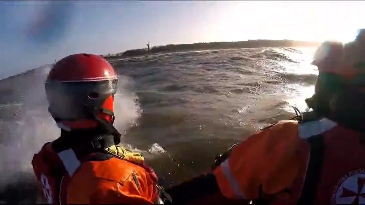 "Święta nie są dla nas czasem odpoczynku" - przyznaje Sebastian Kluska, dyrektor Morskiej Służby Poszukiwania i Ratownictwa. W Boże Narodzenie służby musiały trzy razy wypływać na akcje ratunkowe. Wszystkie wezwania dotyczyły kitesurferów.