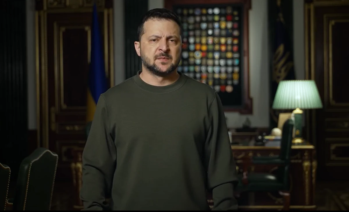 Prezydent Ukrainy Wołodymyr Zełenski poinformował o rosyjskim ataku na stację kolejową w Chersoniu. Zełenski podkreślił, że na miejscu było wielu cywilów.