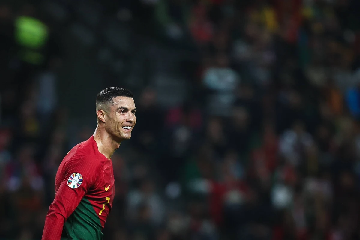 Portugalski piłkarz został właśnie najlepszym strzelcem w 2023 roku. Strzelił dwa gole w kolejnym meczu w Arabii Saudyjskiej. To 52. i 53. bramka Ronaldo w tym roku. Tym samym przypieczętował też wygraną w klasyfikacji najskuteczniejszych zawodników na świecie.