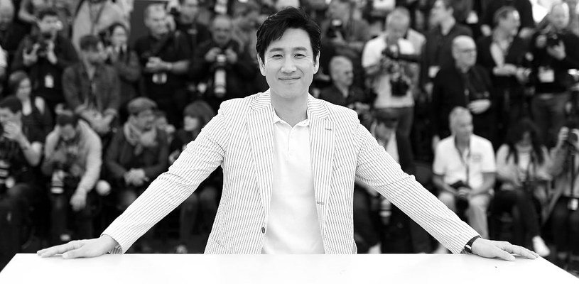 Koreański aktor Lee Sun-kyun nie żyje. Artysta znany z roli w nagrodzonym Oscarem głośnym filmie "Parasite" został znaleziony martwy w samochodzie w parku w centrum Seulu. Miał 48 lat.