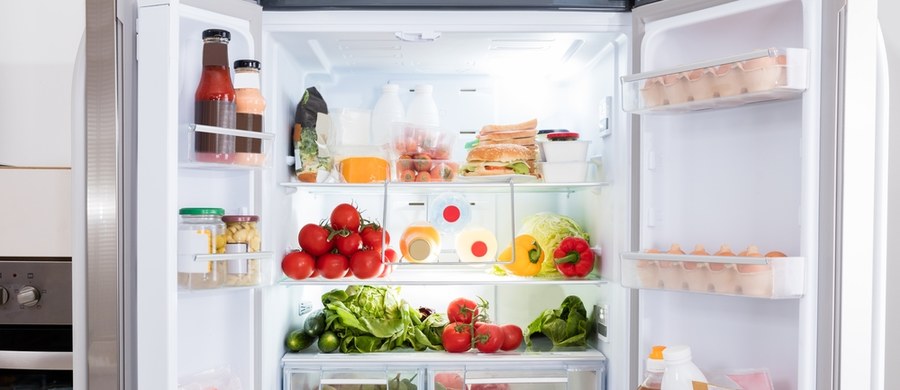 Dziś nie wyobrażamy sobie kuchni bez lodówki, ale prawda jest taka, że nie wszystko można w niej przechowywać. Są bowiem produkty, które „nie lubią” chłodu. Sprawdź, czego nie trzymać w lodówce!