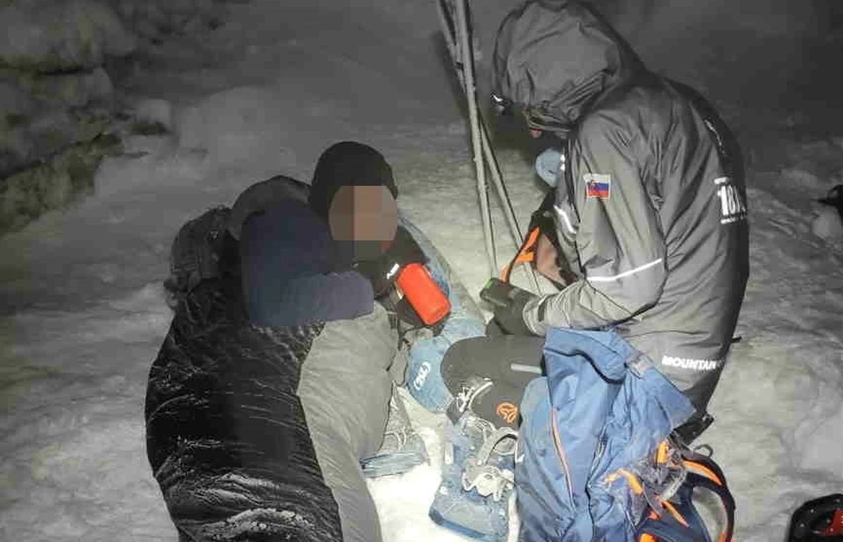 Słowaccy ratownicy wyruszyli w nocy na pomoc 32-letniemu Polakowi w Niżnych Tatrach. Turysta postanowił samotnie przejść całą grań tego pasma górskiego, ale fatalne warunki pogodowe pokrzyżowały jego plany. 