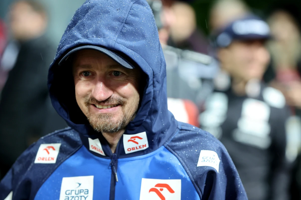 Trener reprezentacji polskich skoczków narciarskich, Thomas Thurnbichler zdecydował o odsunięciu od kadry swojego asystenta, Marca Noelke. Sztab i skoczkowie pojechali na Turniej Czterech Skoczni bez Niemca. Jak powiedział RMF FM szef Polskiego Związku Narciarskiego Adam Małysz, decyzji tej można się było spodziewać.