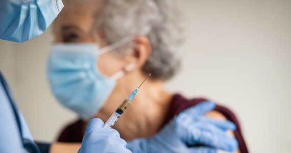 Ponad 200 tysięcy dawek nowej szczepionki przeciwko koronawirusowi dotarło do Polski w czasie świątecznego weekendu - dowiedział się dziennikarz RMF FM. Ten zmodyfikowany preparat podawany jest w naszym kraju od dokładnie trzech tygodni.