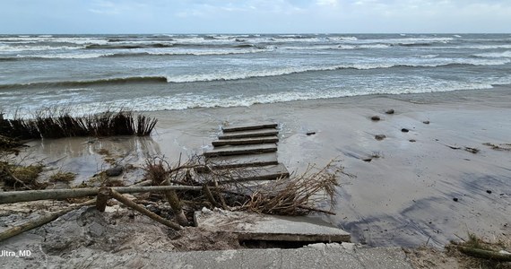 Popularna plaża w Lubiatowie ucierpiała w wyniku sztormowej pogody z ostatnich dni. Podmyty jest klifowy brzeg, a fale uszkodziły też wejście na plażę. 