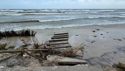 Zniszczenia na plaży w Lubiatowie. To efekt sztormowej pogody