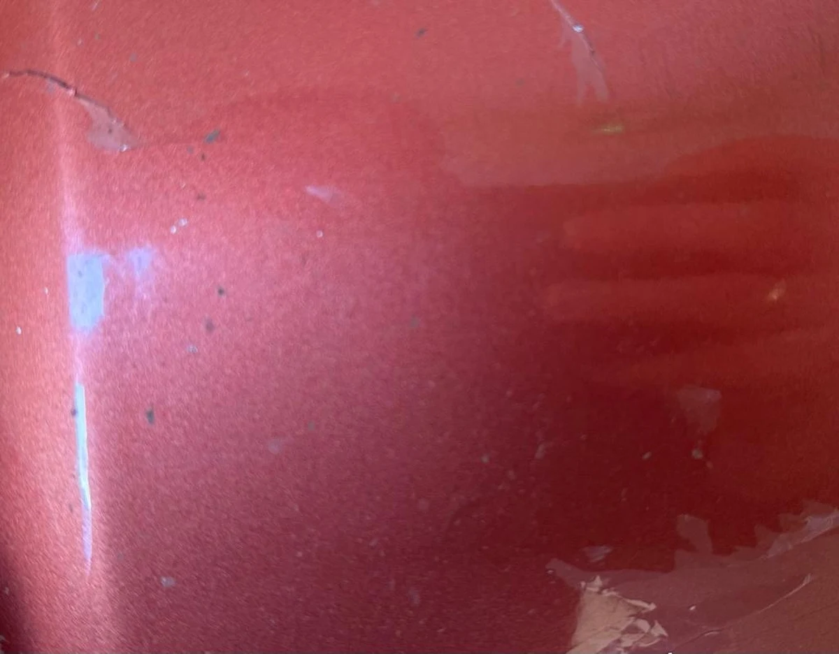 Policjanci szukają uszkodzonej skody roomster albo fabia. Jak ustalili takim samochodem poruszał się sprawca wypadku, do którego doszło w poniedziałek wieczorem na wysokości miejscowości Piławki niedaleko Miłomłyna. Na drodze serwisowej kierowca uderzył w 37-latka i odjechał z miejsca zdarzenia.