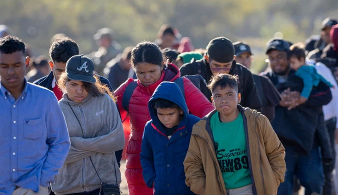 Karawana migrantów zmierza do granicy USA. Biały Dom reaguje