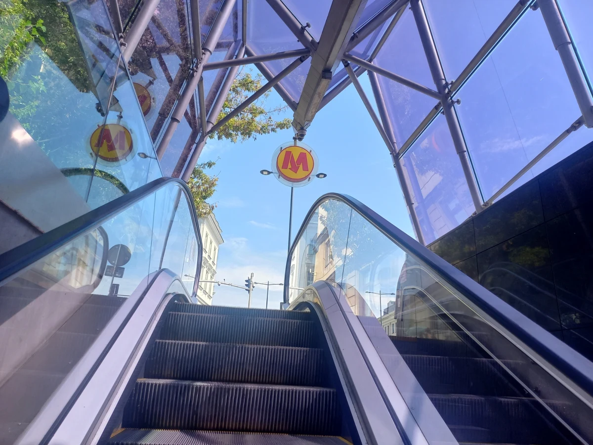 Ceramiczne okładziny ścian na stacjach I linii metra "Ursynów" i "Służew" zostały wpisane do rejestru zabytków ruchomych województwa mazowieckiego - poinformował PAP mazowiecki wojewódzki konserwator zabytków prof. Jakub Lewicki.

