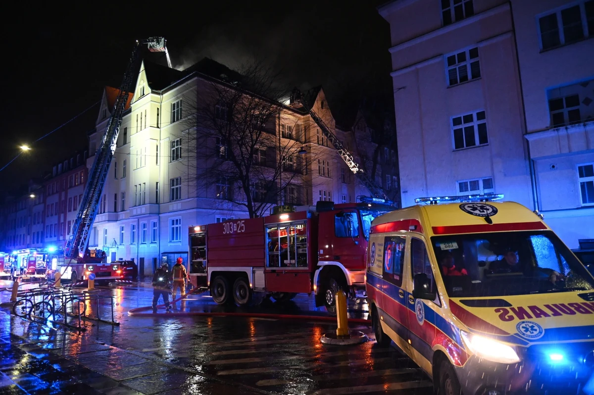 Jest szansa, że jeszcze dziś część mieszkańców kamienicy w centrum Szczecina będzie mogła wrócić do swoich domów. Pożar na poddaszu budynku na rogu ulic 5 lipca i Tarczyńskiego wybuchł w nocy z 1. na 2. dzień świąt. Doszczętnie strawił część dachu.