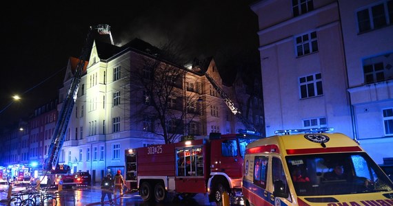 Jest szansa, że jeszcze dziś część mieszkańców kamienicy w centrum Szczecina będzie mogła wrócić do swoich domów. Pożar na poddaszu budynku na rogu ulic 5 lipca i Tarczyńskiego wybuchł w nocy z 1. na 2. dzień świąt. Doszczętnie strawił część dachu.