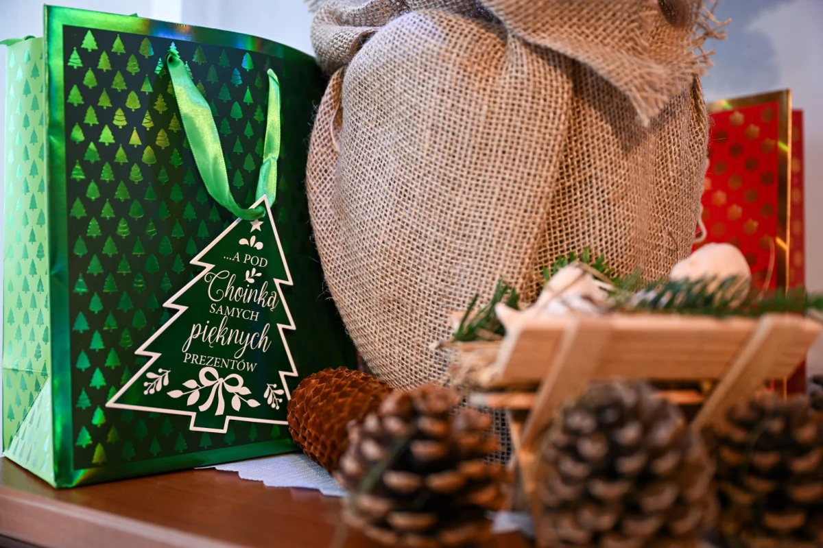 Co zrobić z nietrafionym, czy niechcianym prezentem? Można go oddać albo sprzedać. Takich ogłoszeń w serwisach sprzedażowych jest już sporo. Ale ostrzegamy - chęć polowania na przedmioty w dobrych cenach - mogą wykorzystać oszuści.