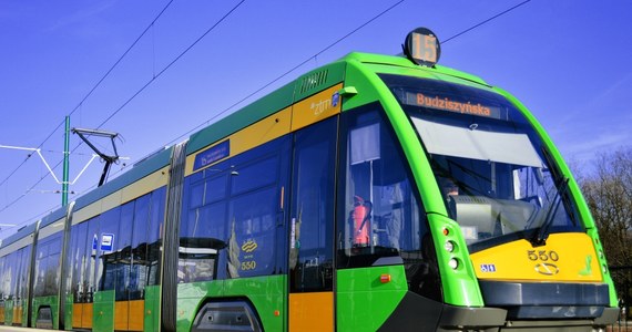 W mediach społecznościowych pojawiły się fałszywe informacje o możliwości zakupu 90-dniowego biletu na transport publiczny w Poznaniu za 11 złotych. "To oszustwo. Nie ma takiej opcji w ofercie ZTM Poznań" - ostrzegają urzędnicy. 