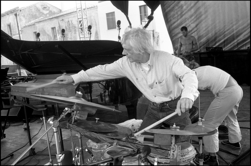 W wieku 85 lat zmarł Tony Oxley, nazywany jedną z największych gwiazd sceny improwizowanej. Brytyjski perkusista nagrywał z m.in. Tomaszem Stańką, Billem Evansem, Johnem McLaughlinem, Anthonym Braxtonem i Howardem Rileyem. 