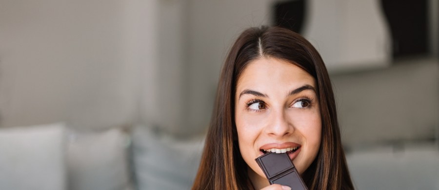 Gorzka czekolada jest pełna wartościowych składników, jak magnez, potas, żelazo. Jedzenie jej w umiarkowanych ilościach może pozytywnie wpłynąć na pracę mózgu, mięśni oraz układu krwionośnego. Czy może pomaga również w zrzuceniu zbędnych kilogramów? Wyjaśnia dietetyk Paulina Jamrozik. 