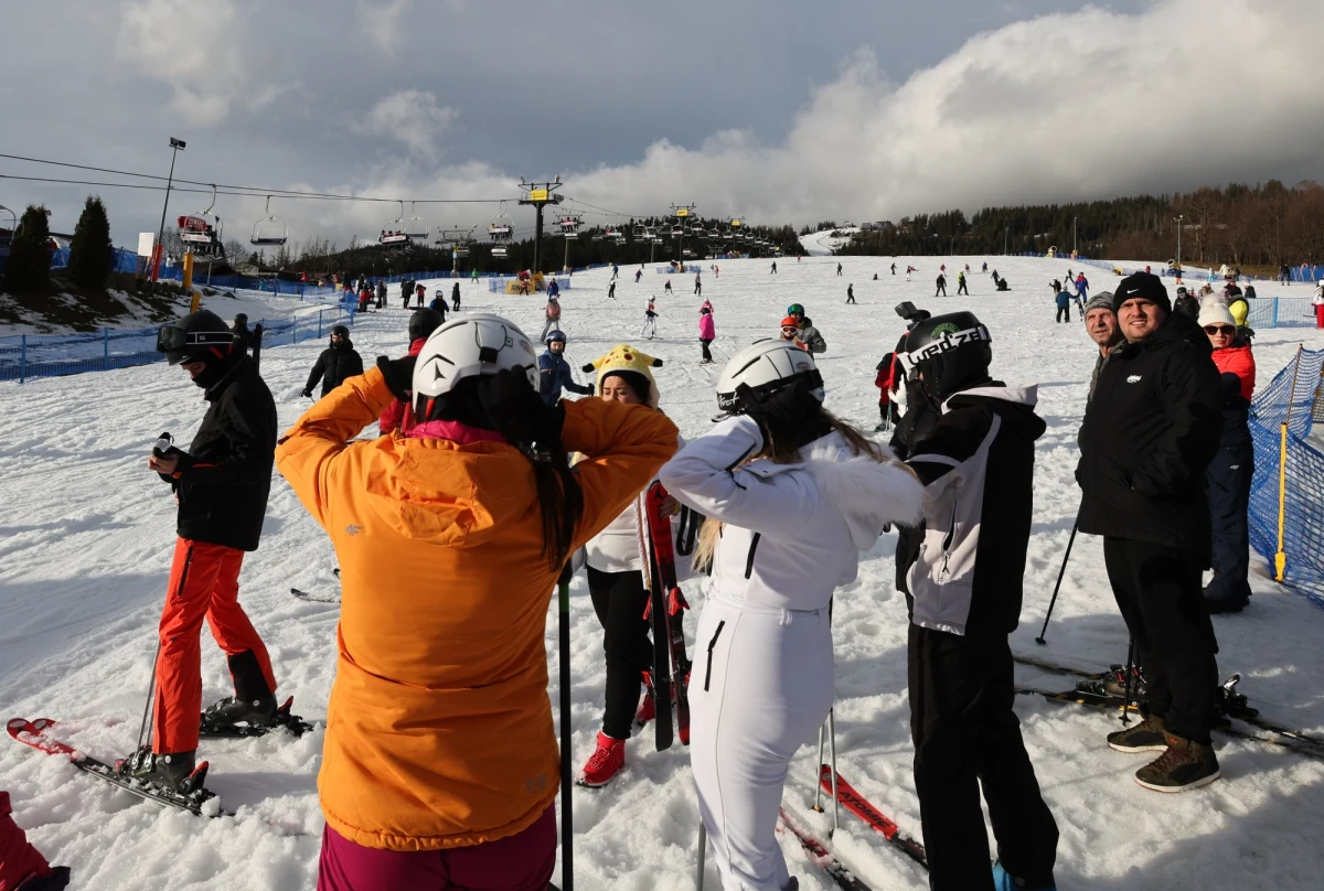 Niektórzy jeszcze nie zdążyli wrócić ze świąteczno-noworocznego wypoczynku pod Tatrami, inni dopiero planują wyjazd na narty w ferie zimowe. I zapewne zastanawiają się – wybrać ośrodek narciarski po polskiej czy słowackiej stronie Tatr, a może w Beskidach albo Karkonoszach. Poniżej znajdziecie porównanie cen karnetów.  