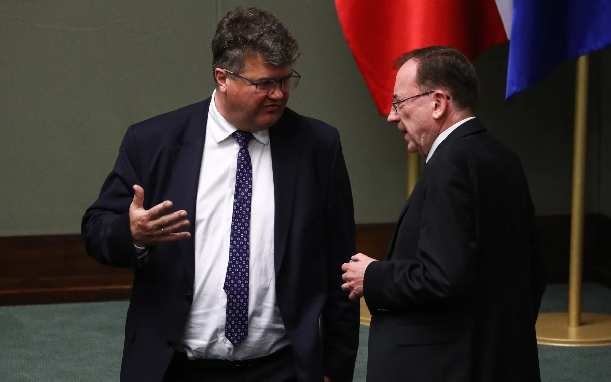 Na razie nie ma decyzji o zatrzymaniu i doprowadzeniu do aresztu skazanych polityków Prawa i Sprawiedliwości Mariusza Kamińskiego i Macieja Wąsika. Ich obrońca złożył do sądu wnioski o umorzenie postępowania wykonawczego z powodu prezydenckiego ułaskawienia lub umorzenie procedury do czasu ostatecznego potwierdzenia, że politycy stracili mandaty poselskie.