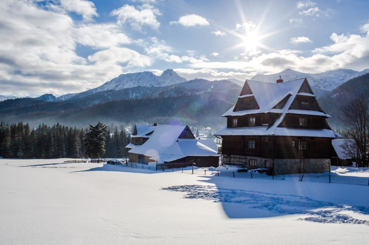 Zostało tylko kilka dni do Sylwestra,  a to oznacza gorączkowe poszukiwanie  atrakcyjnych kwater w Zakopanem. "Pamiętajcie nie z każdego okna widać Giewont, uważajcie na oszustów" - ostrzegają policjanci.  

