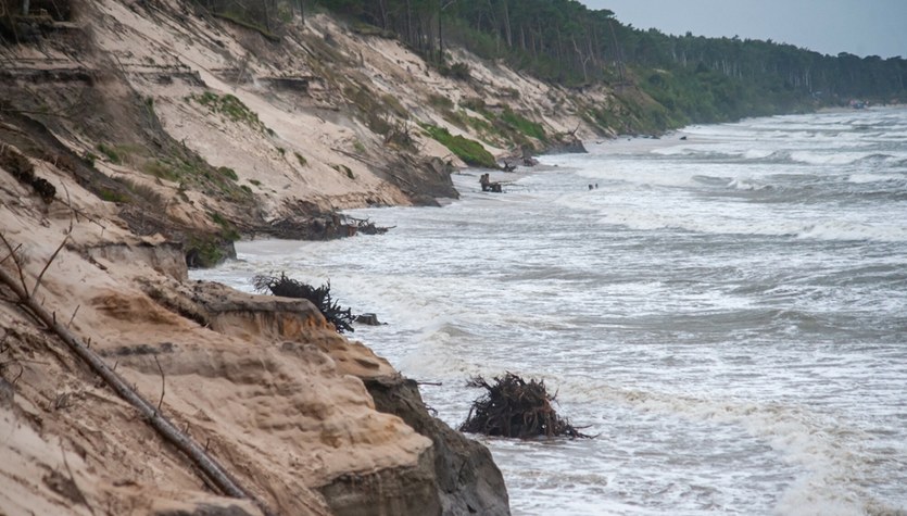  Nad Bałtykiem szalał żywioł. Zabrał plażę i uszkodził klif