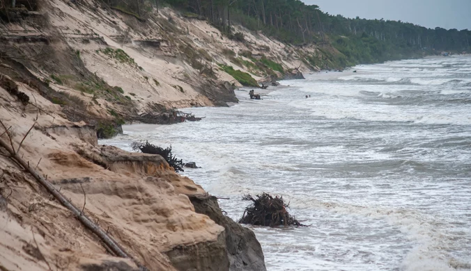 "Skradziona" plaża i uszkodzony klif. Skutki sztormu na Bałtyku
