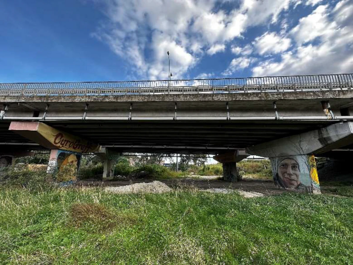 Kierowcy korzystający z estakady zachodniej w ciągu al. Jana III Sobieskiego we Wrocławiu od dziś muszą liczyć się z utrudnieniami. Na odcinku około 100 metrów ruch będzie się odbywał tylko jednym, lewym pasem.

