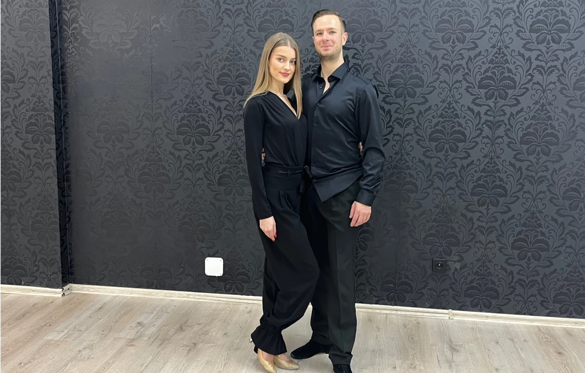 Za cztery dni ostatni dzień roku i sylwestrowa zabawa. Jeśli wybieracie się na imprezę i nie potraficie tańczyć - spróbujcie się nauczyć. Zdaniem profesjonalistów ze Szkoły Tańca Zawirowani w Mysłowicach, w ciągu kilku dni można opanować podstawy na tyle, żeby dobrze się bawić. 