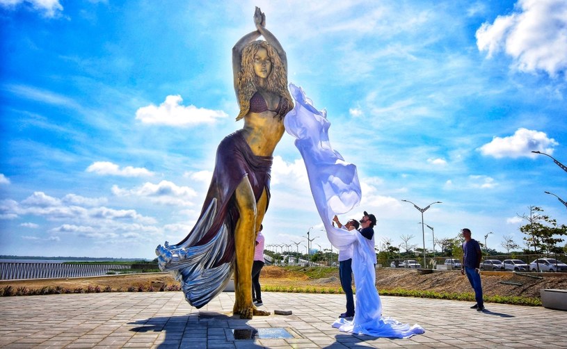 Władze Barranquilli na północy Kolumbii postawiły pomnik pochodzącej z tego miasta piosenkarki Shakiry. Monument przedstawiający artystkę muzyki pop ma blisko 6,5 m wysokości. Odlana z brązu Shakira jest skąpo ubrana i stoi w tanecznej pozie.