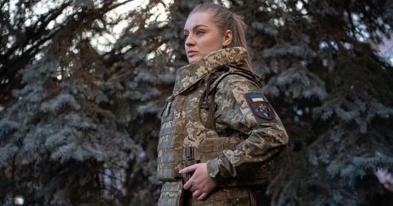 Kobiety służące w ukraińskiej armii po raz pierwszy otrzymają specjalnie zaprojektowaną kamizelkę kuloodporną. Certyfikowało ją właśnie Ministerstwo Obrony Ukrainy. Jest ona dostosowana do kobiecej budowy ciała.