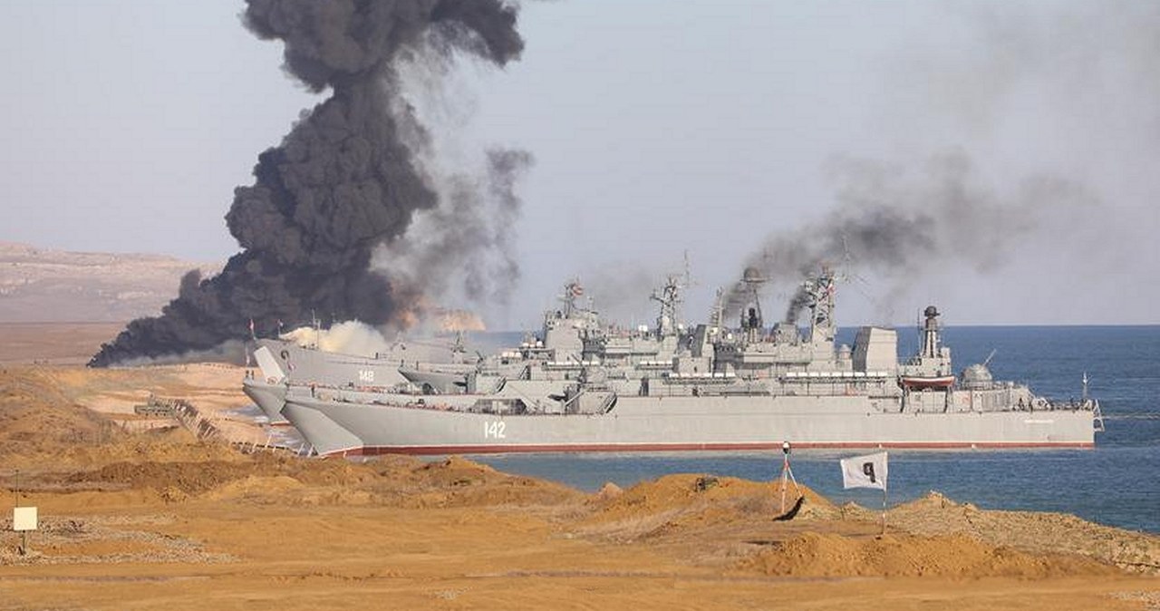 Po wtorkowym (26.12) ukraińskim ataku na port w mieście Teodozja na Krymie i zniszczeniu rosyjskiego okrętu "Nowoczerkask", Kreml w panice zaczął ewakuować swoje najpotężniejsze okręty w obawie przed kolejnymi atakami.