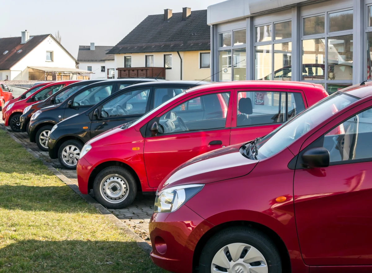 Po ujawnieniu skandalu związanego z manipulacjami przy testach bezpieczeństwa, japońska firma Daihatsu wstrzymała produkcję samochodów. Jak podaje niemiecki portal NTV, krąg skandalu jest szeroki i sięga także m.in. modeli koncernu Toyota, do którego należy Daihatsu.