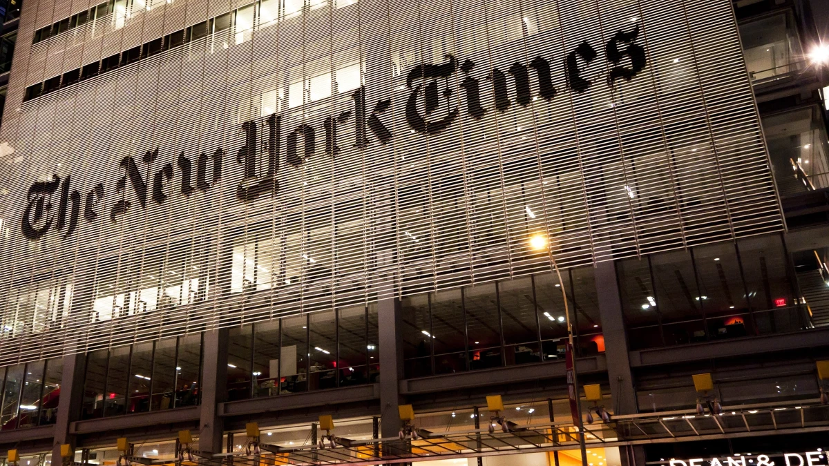 "New York Times" poinformował, że złożył pozew przeciwko firmom OpenAI i Microsoft zarzucający im bezprawne wykorzystanie artykułów gazety do szkolenia swoich chatbotów, ChatGPT i Bing. Według dziennika, firmy wykorzystały miliony tekstów, naruszając prawa autorskie, tworząc na ich podstawie usługę, która konkuruje z gazetą. "NYT" domaga się miliardów dolarów odszkodowania.