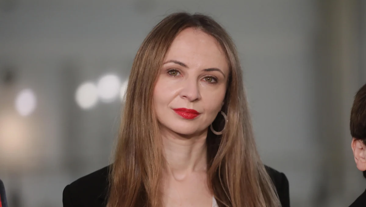 "Nie ma i nie będzie mojego przyzwolenia na mowę pełną pogardy. Żadne obraźliwe treści nie mogą pojawiać się na profilu Ministerstwa. Przepraszam za niestosowny wpis wymierzony w Prezydenta RP" - napisała w mediach społecznościowych minister rodziny, pracy i polityki społecznej Agnieszka Dziemianowicz-Bąk. W ten sposób odniosła się do wpisu opublikowanego z oficjalnego profilu resortu, który skierowany był do Andrzeja Dudy.