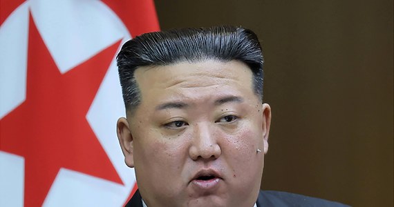 Przywódca Korei Północnej Kim Dzong Un nakazał armii, przemysłowi zbrojeniowemu i nuklearnemu przyspieszenie przygotowań do wojny w odpowiedzi na "konfrontacyjne ruchy" USA i ich sojuszników - podała państwowa północnokoreańska agencja prasowa KCNA.