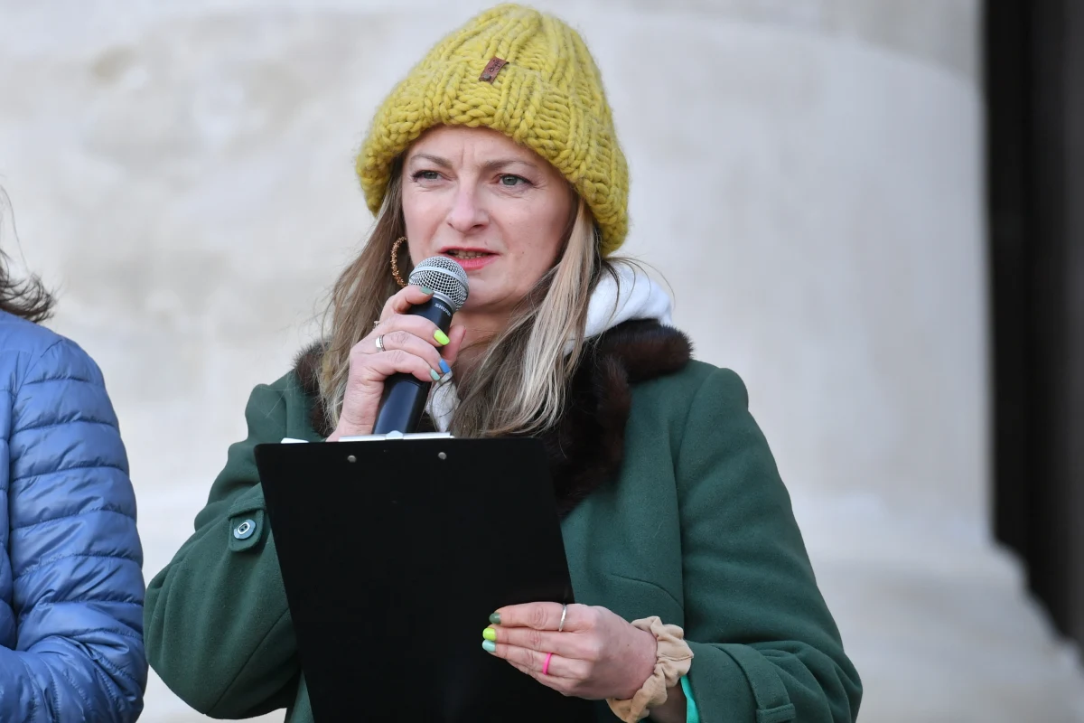 "Nie stosuję przemocy. To nie są moje narzędzia reżyserskie. Ani dyrektorskie. Przemoc jest mi zarzucana wyłącznie w mediach poprzez pomówienia, fałszywe oskarżenia, insynuacje i hejt" - napisała w oświadczeniu opublikowanym na stronach Teatru Dramatycznego im. Gustawa Holoubka w Warszawie jego dyrektorka Monika Strzępka. "Wzywam Biuro Kultury m.st. Warszawy do przedstawienia podstaw wszczęcia procedury odwołania mnie ze stanowiska" - dodała. 