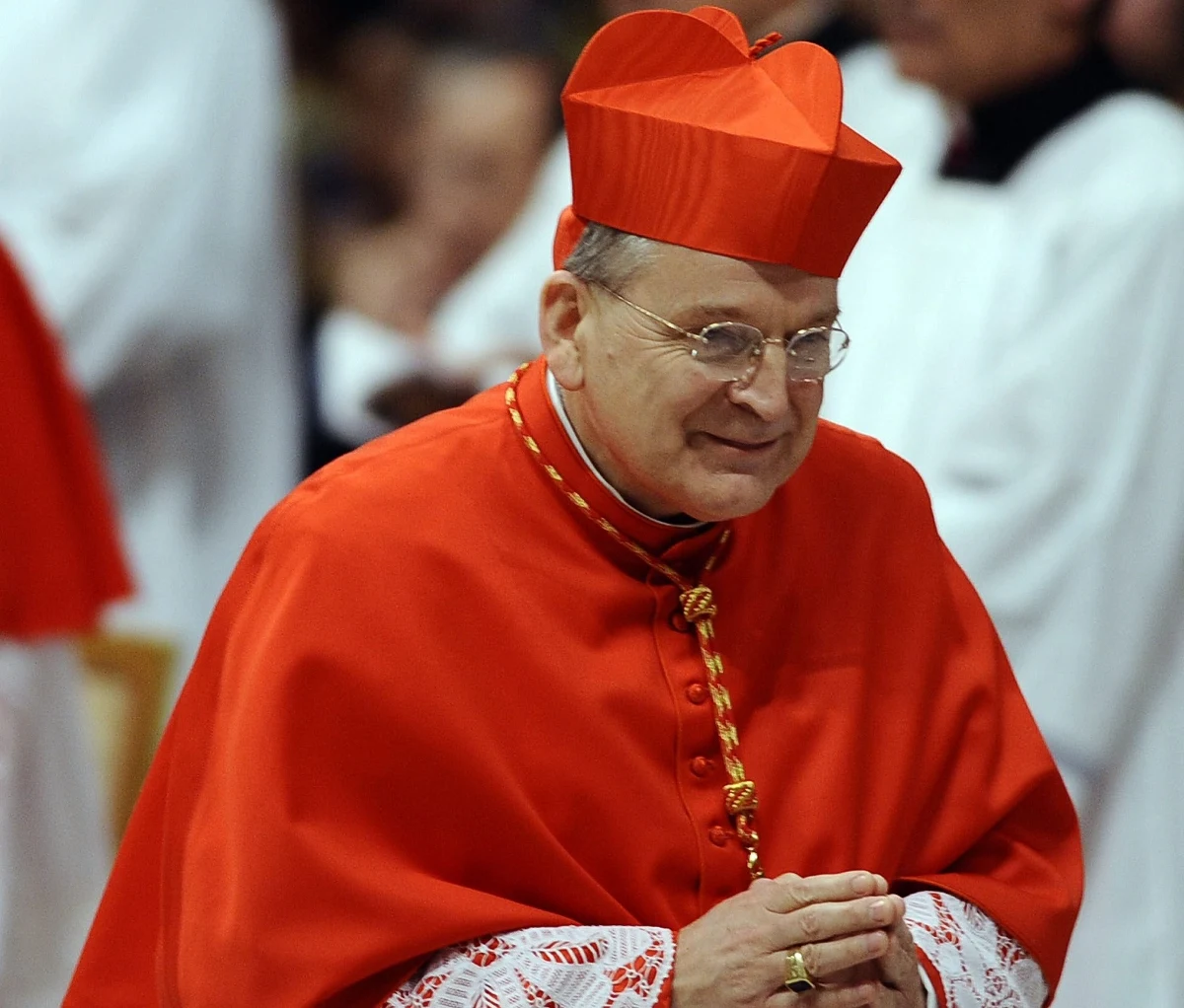 ​Od grudnia amerykański kardynał Raymond Burke, surowy krytyk papieża Franciszka, nie otrzymuje już pensji przysługującej purpuratom z Kurii Rzymskiej, także emerytowanym, i musi opuścić watykańskie mieszkanie - podał dziennik "Il Messaggero". A to znaczy, że zapowiedziane przez papieża kroki przeciwko dostojnikowi, o których informowała włoska prasa, stały się faktem.