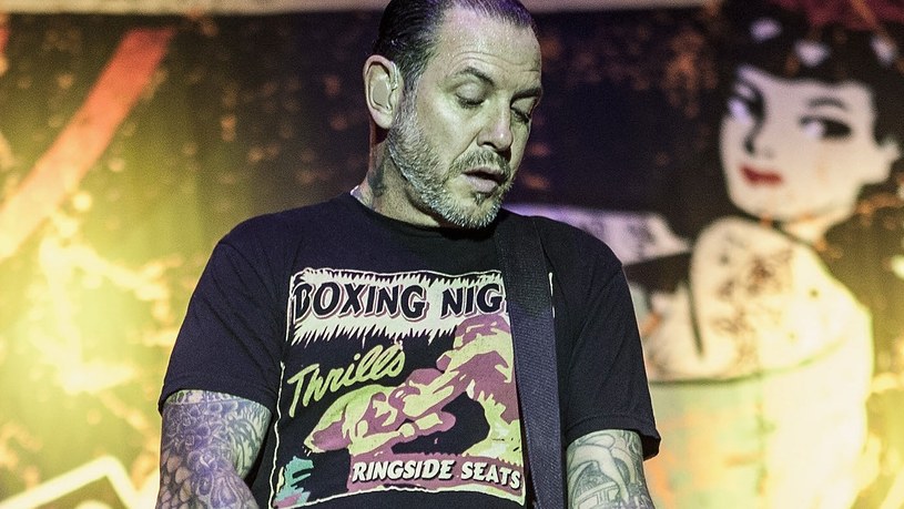 Mike Ness, wokalista punkowego składu The Social Distortion przyznał, że ostatnie miesiące są dla niego wyjątkowo trudne. Frontman zespołu przeszedł operację usunięcia raka migdałków, a obecnie stara się wrócić do zdrowia na tyle, aby wznowić karierę. 