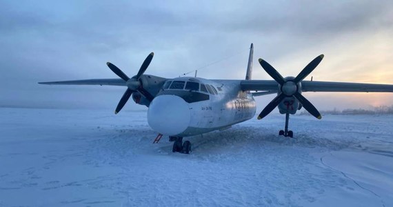 Samolot z 30 osobami na pokładzie zamiast na lotnisku wylądował na zamarznięte rzece. Do zdarzenia doszło w Jakucji na wschodzie Rosji. 