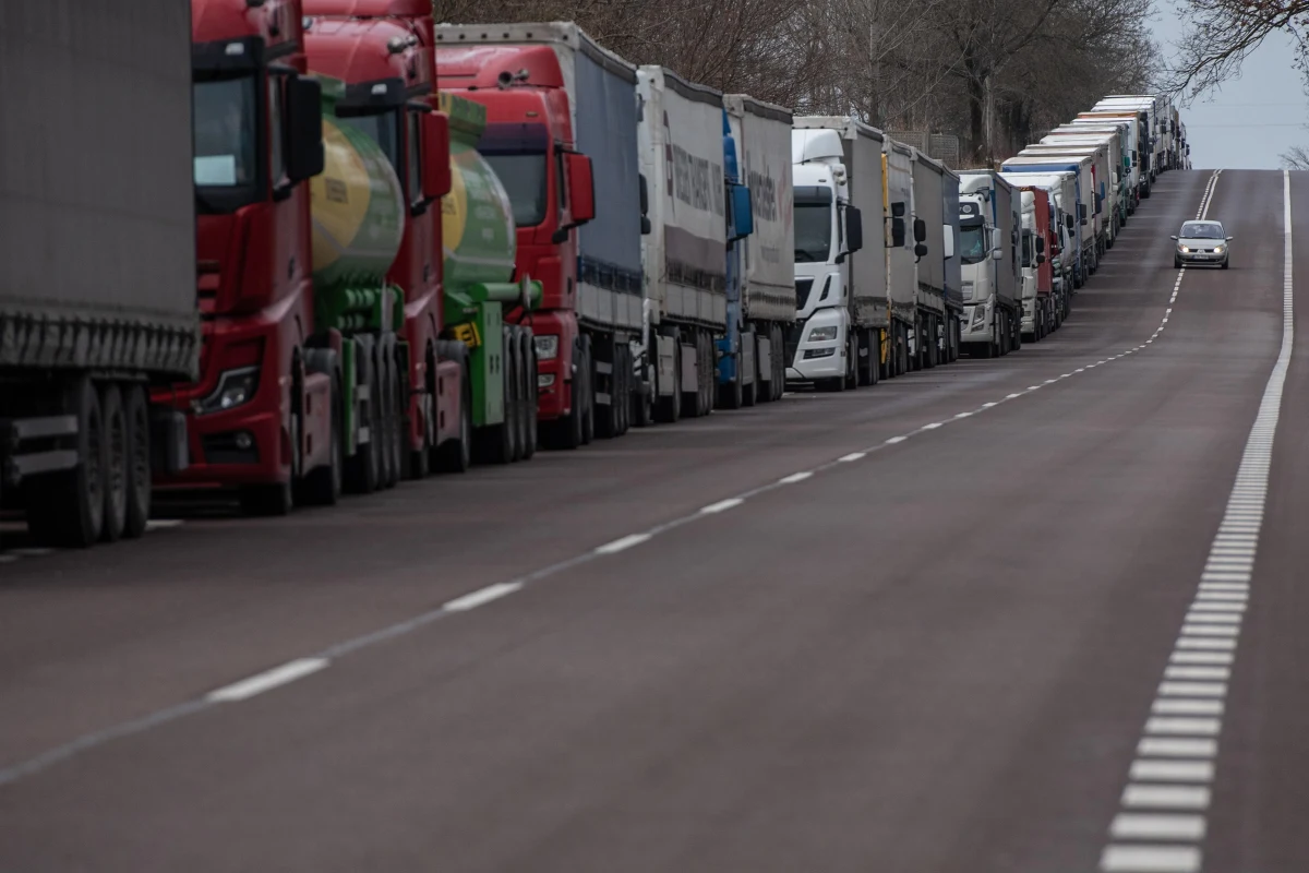 1050 ciężarówek czeka na wyjazd z Polski do Ukrainy na przejściu w Dorohusku na Lubelszczyźnie. Od wczoraj ta liczba zmniejszyła się o 350. Protestujący przewoźnicy przepuszczają tam pięć ciężarówek na godzinę.