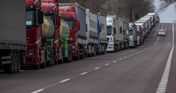 1050 ciężarówek czeka na wyjazd z Polski do Ukrainy na przejściu w Dorohusku na Lubelszczyźnie. Od wczoraj ta liczba zmniejszyła się o 350. Protestujący przewoźnicy przepuszczają tam pięć ciężarówek na godzinę.