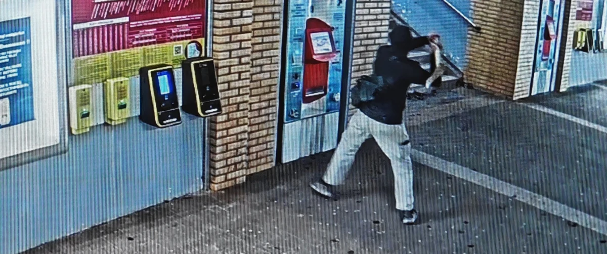 20 tys. złotych - to wstępny bilans strat po ataku wandala, który siekierą niszczył infrastrukturę w tunelu pod przystankiem Szybkiej Kolei Miejskiej Gdańsk Politechnika. Młodego mężczyznę uchwyciły kamery monitoringu. O sprawie powiadomiono policję. 