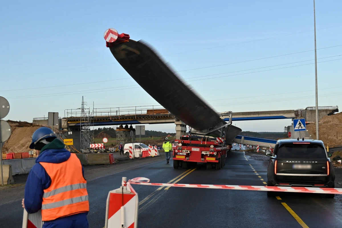 W nocy ciężarówka przewożąca śmigło turbiny wiatrowej uszkodziła wiadukt na drodze krajowej nr 3 w Sułominie. Droga jest zablokowana. Wprowadzono objazdy. 