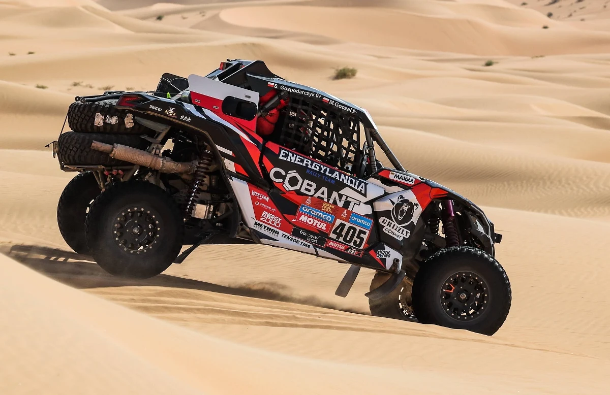 Wielkimi krokami zbliża się Rajd Dakar 2024. W trakcie dwóch tygodni zawodnicy pokonają niespełna 8000 kilometrów po Arabii Saudyjskiej. Ponad 4700 kilometrów stanowiły będą odcinki specjalne, na których zawodnicy będą walczyli z czasem i rywalami. Tradycyjnie nie zabraknie piachu, wydm i kamieni, z którymi wszyscy będą musieli sobie poradzić. Zespoły wkraczają w finałową fazę przygotowań. Co to oznacza?