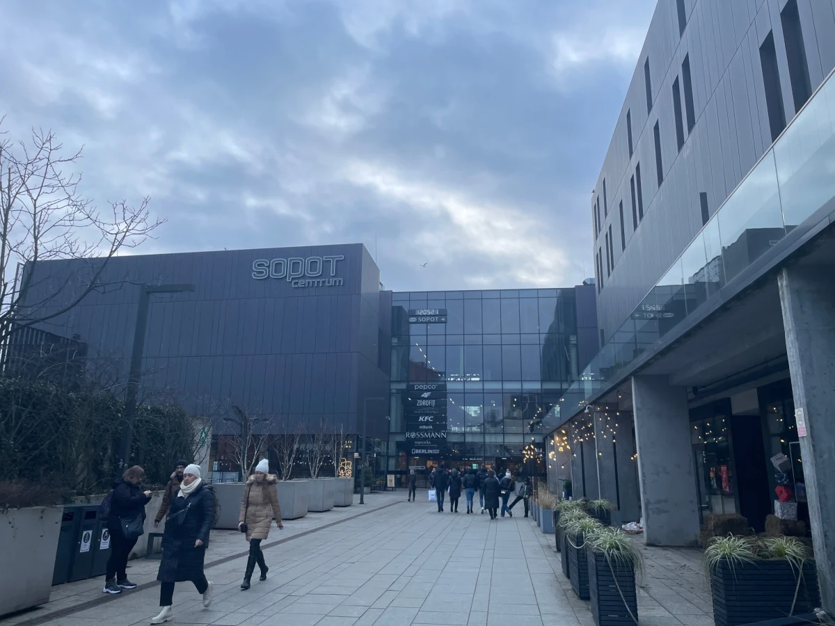 21-latek z Mazowsza zniszczył makietę dworca kolejowego w Sopocie. Po zatrzymaniu przez policjantów przyznał się i tłumaczył, że wypił dużo alkoholu. Za uszkodzenie mienia grozi mu od 3 miesięcy do nawet 5 lat więzienia.