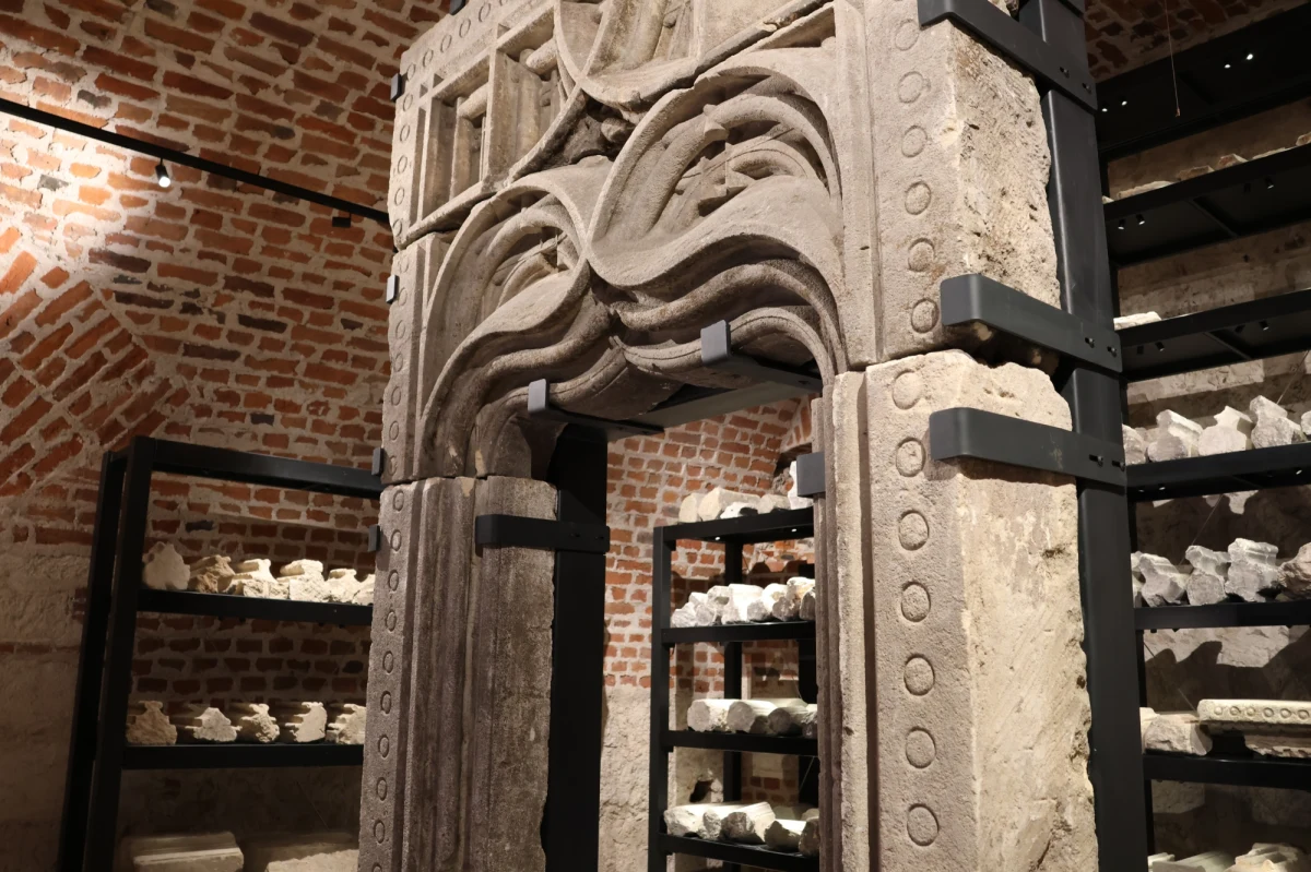 Średniowieczna studnia wciąż wypełniona wodą i oryginalne detale architektoniczne z czasów świetności królewskiej rezydencji - to elementy nowej wystawy na Wawelu. Turyści po raz pierwszy będą mogli zejść do podziemi pod wschodnim skrzydłem zamku. Oficjalne otwarcie 4 stycznia.