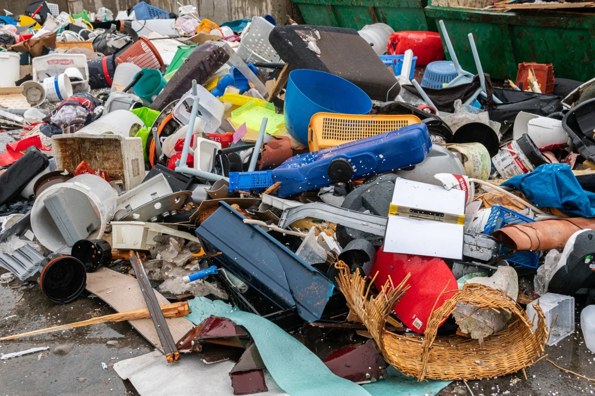 Szwedzka prokuratura oskarżyła 11 osób, w tym businesswoman nazywaną "królową śmieci", o nielegalne składowanie ponad 200 ton niebezpiecznych odpadów w 21 lokalizacjach w kraju. Prasa pisze o największym skandalu związanym z zaśmiecaniem środowiska w Szwecji. Firma zarządzana przez Bellę Nilsson zakopała w ziemi tysiące ton śmieci. 