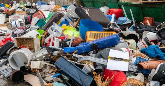 Szwedzka prokuratura oskarżyła 11 osób, w tym businesswoman nazywaną "królową śmieci", o nielegalne składowanie ponad 200 ton niebezpiecznych odpadów w 21 lokalizacjach w kraju. Prasa pisze o największym skandalu związanym z zaśmiecaniem środowiska w Szwecji. Firma zarządzana przez Bellę Nilsson zakopała w ziemi tysiące ton śmieci. 